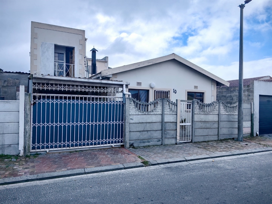 4 Bedroom Property for Sale in Lavender Hill Western Cape